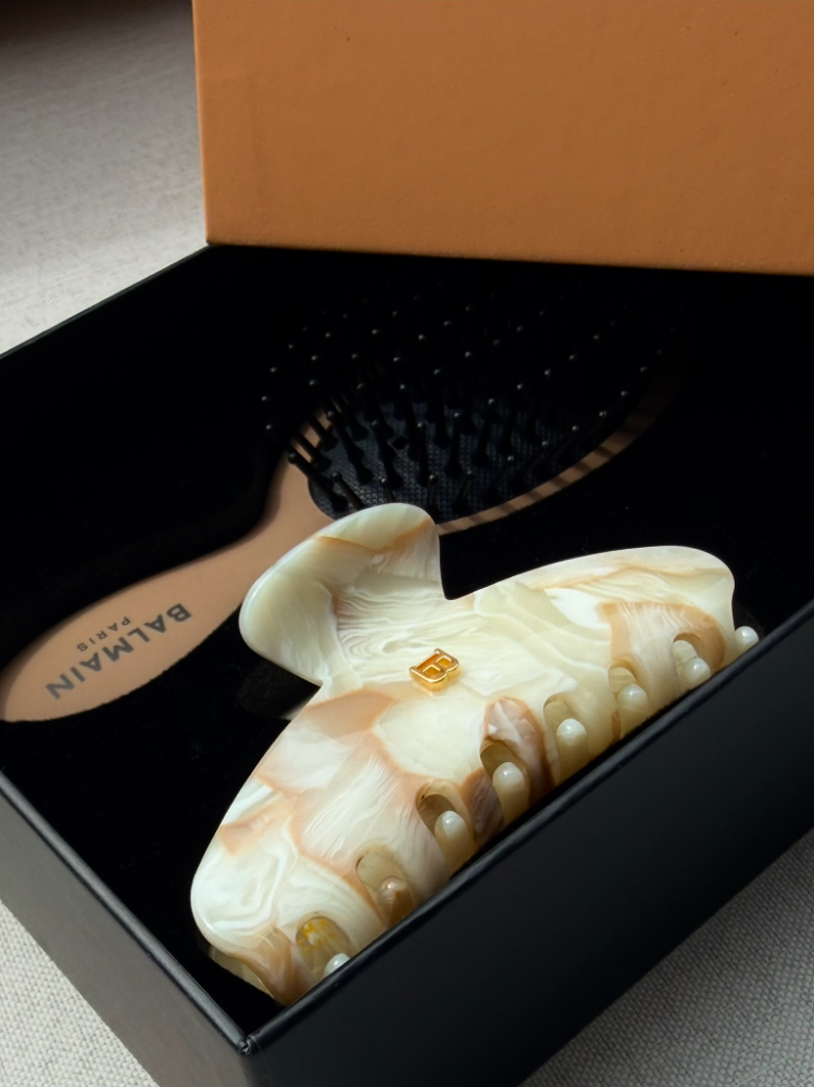 Balmain Paris Limited Edition Medium Marble Pince & Brush Set – išskirtinis riboto leidimo plaukų segtuko ir plaukų šepečio rinkinys