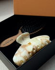 Balmain Paris Limited Edition Medium Marble Pince & Brush Set – išskirtinis riboto leidimo plaukų segtuko ir plaukų šepečio rinkinys