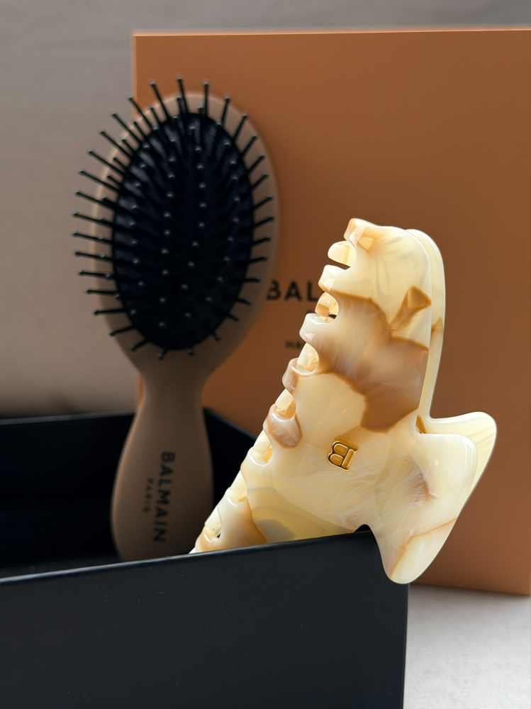 Balmain Paris Limited Edition Medium Marble Pince & Brush Set – išskirtinis riboto leidimo plaukų segtuko ir plaukų šepečio rinkinys