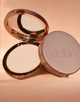 DELILAH Pure Touch Hyaluronic Pressed Powder Presuota fiksuojamoji pudra su hialurono rūgštimi