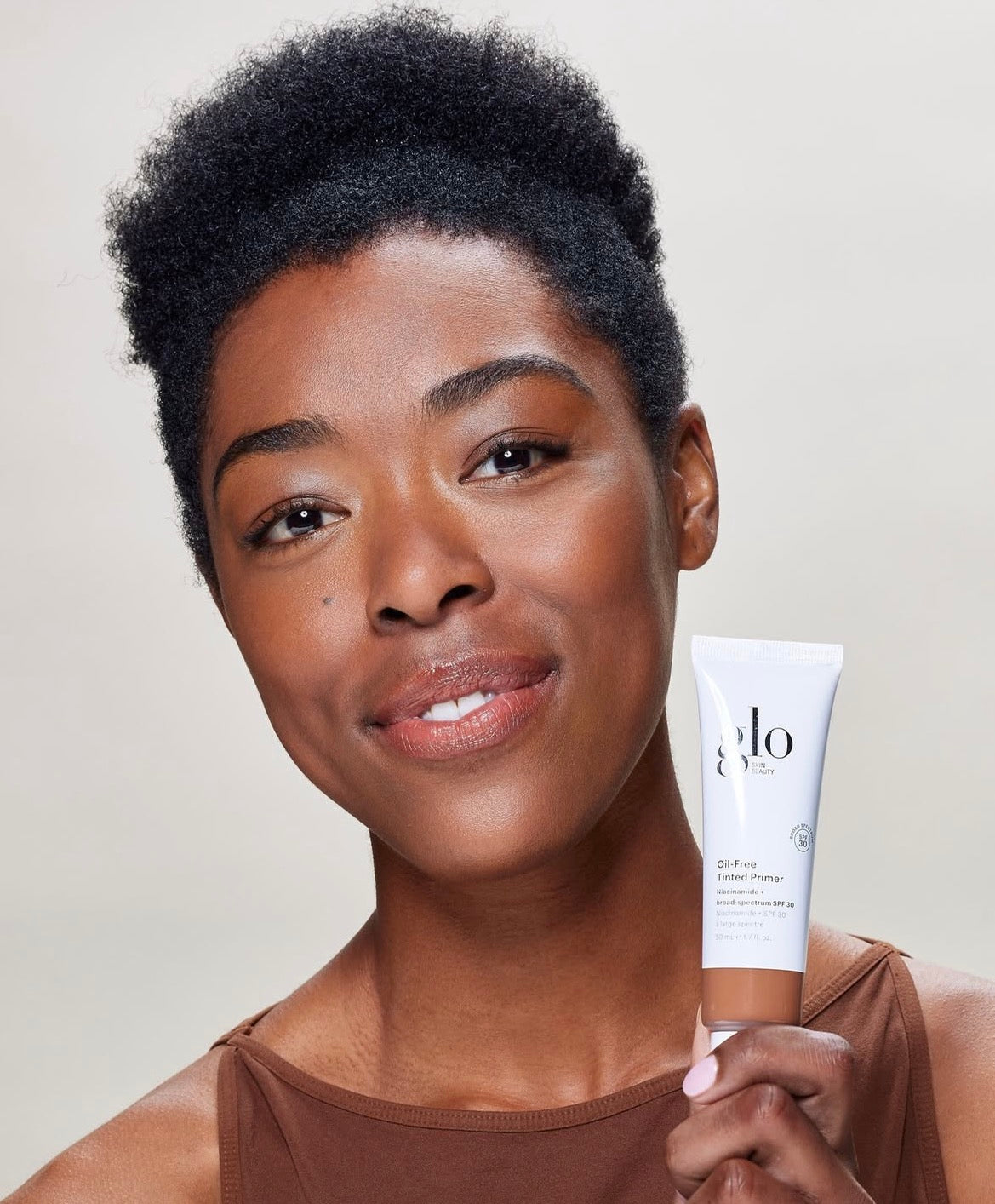 Glo Skin Beauty Oil-Free Tinted Primer bealiejinis kremas su spalva SPF30 - Deep Medium įdegusiai odai (riebiai/mišriai odoms)