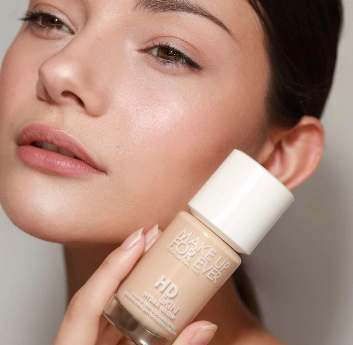 Make Up For Ever HD Skin Hydra Glow vidutiniškai maskuojanti tonuojanti pudra  1Y08 - Warm Porcelain